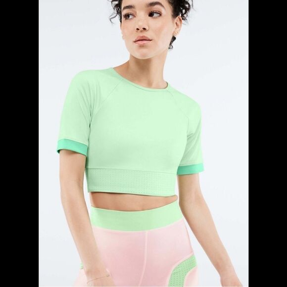 Fabletics High-Waisted Motion365® Color Block Shorts and crop top set - Picture 2 of 13